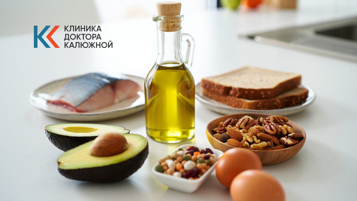 Авокадо, масло, рыба, орехи и яйца на столе