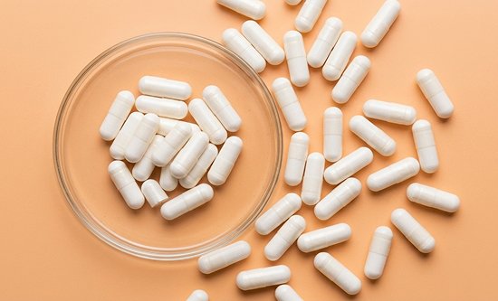 Таблетки Габапентин на оранжевом фоне